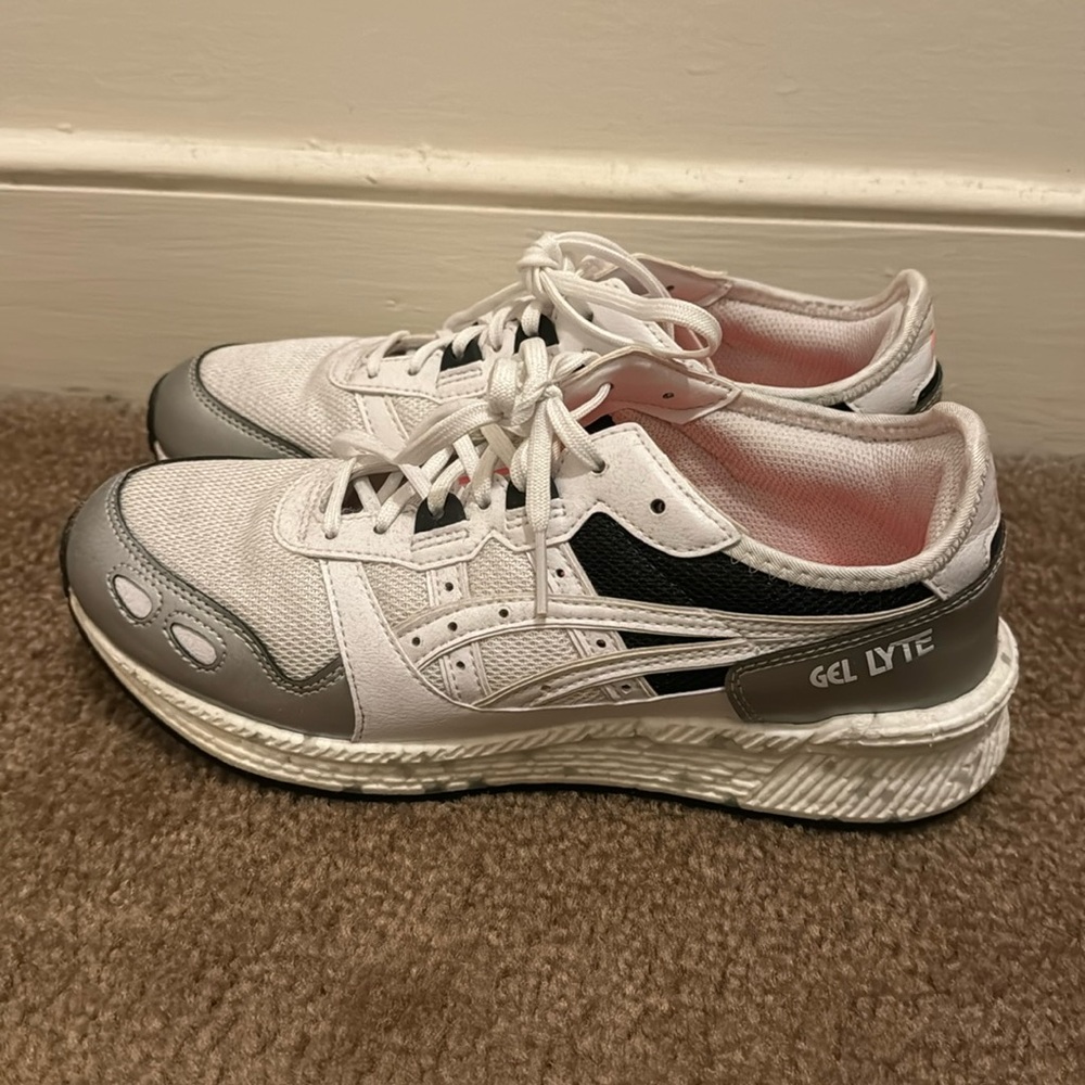 ASICS gel lyte, 8.5 and never worn!